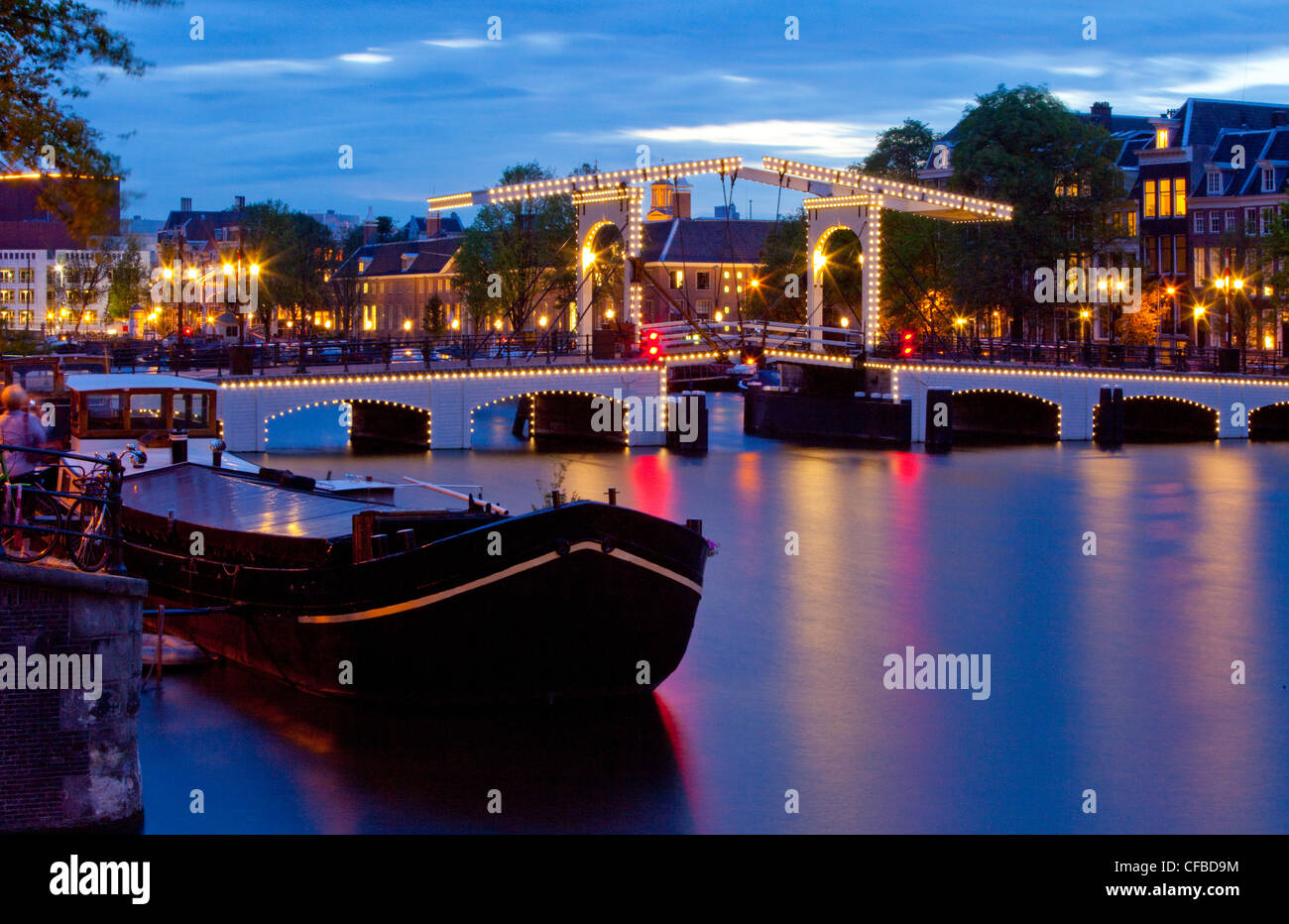 Città, Olanda, Europa Paesi Bassi, Amsterdam, ponte Magere Brug, Gracht, barca, notte Foto Stock