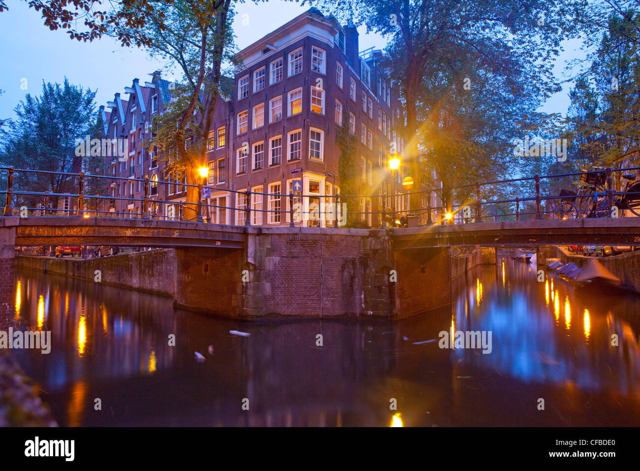 Holland, Europa Paesi Bassi, Amsterdam, Gracht, sera, canal, canale Foto Stock
