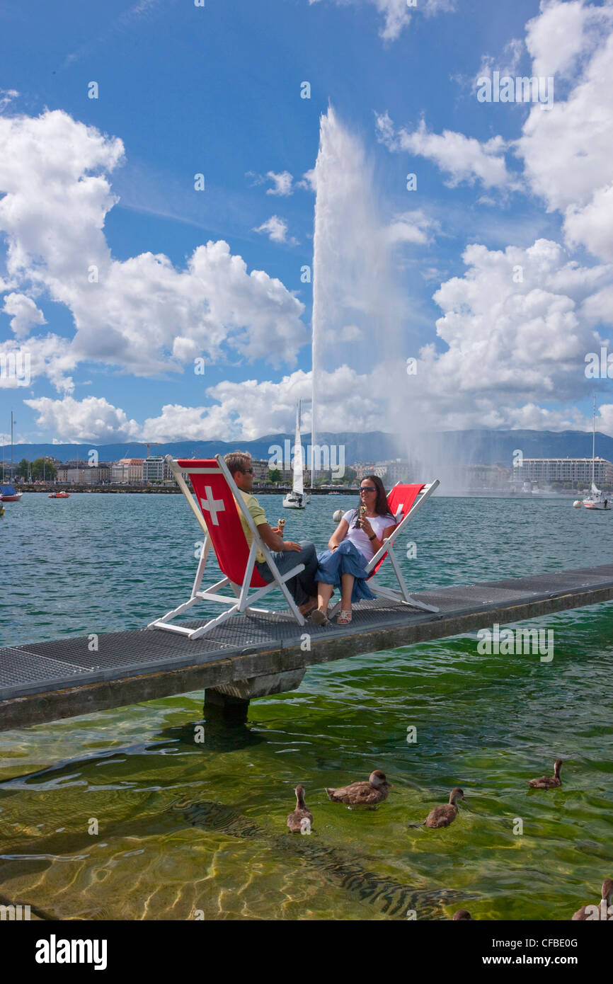 Il lago, il lago di Ginevra, il cantone di Ginevra, Svizzera Europa, città, acqua, paese, città, Jet d'Eau, fontana, giovane, sedie a sdraio Foto Stock