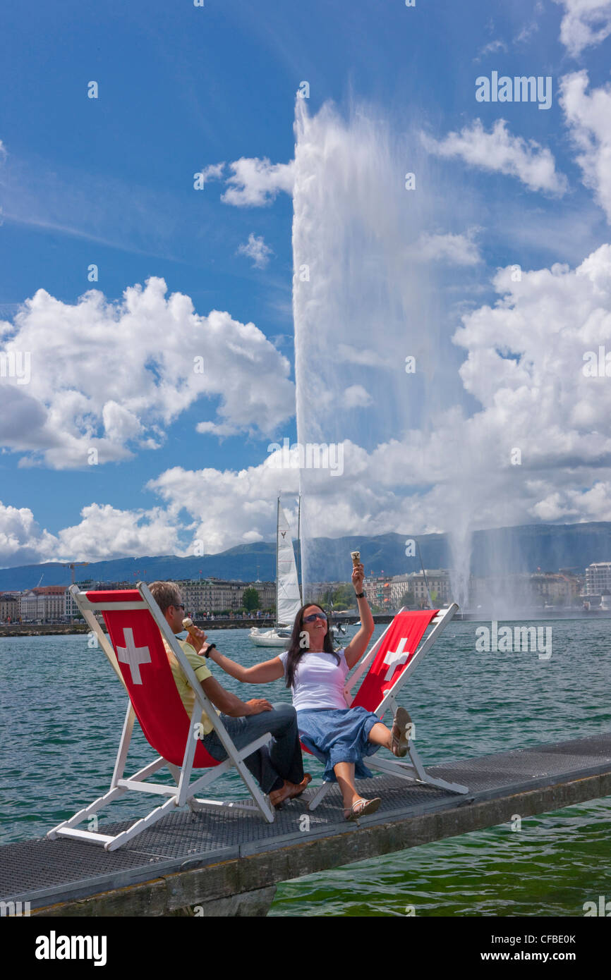 Il lago, il lago di Ginevra, il cantone di Ginevra, Svizzera Europa, città, acqua, paese, città, Jet d'Eau, fontana, giovane, sedie a sdraio Foto Stock