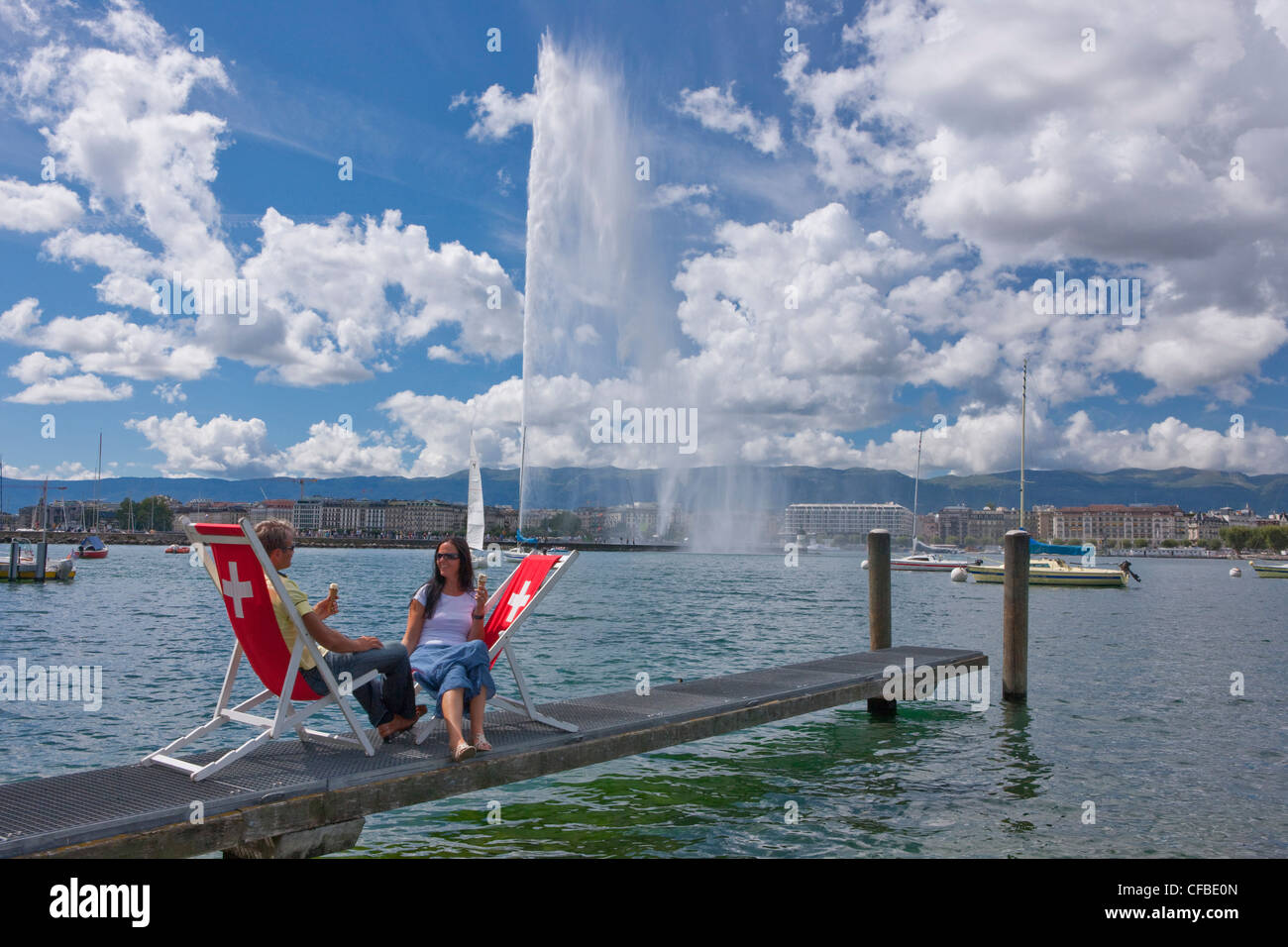 Il lago, il lago di Ginevra, il cantone di Ginevra, Svizzera Europa, città, acqua, paese, città, Jet d'Eau, fontana, giovane, sedie a sdraio Foto Stock