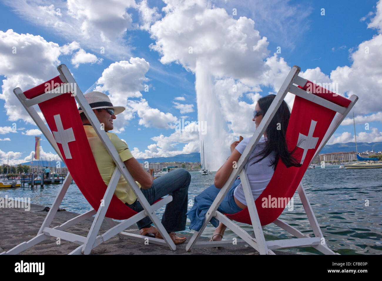 Il lago, il lago di Ginevra, il cantone di Ginevra, Svizzera Europa, città, acqua, paese, città, Jet d'Eau, fontana, giovane, sedie a sdraio Foto Stock
