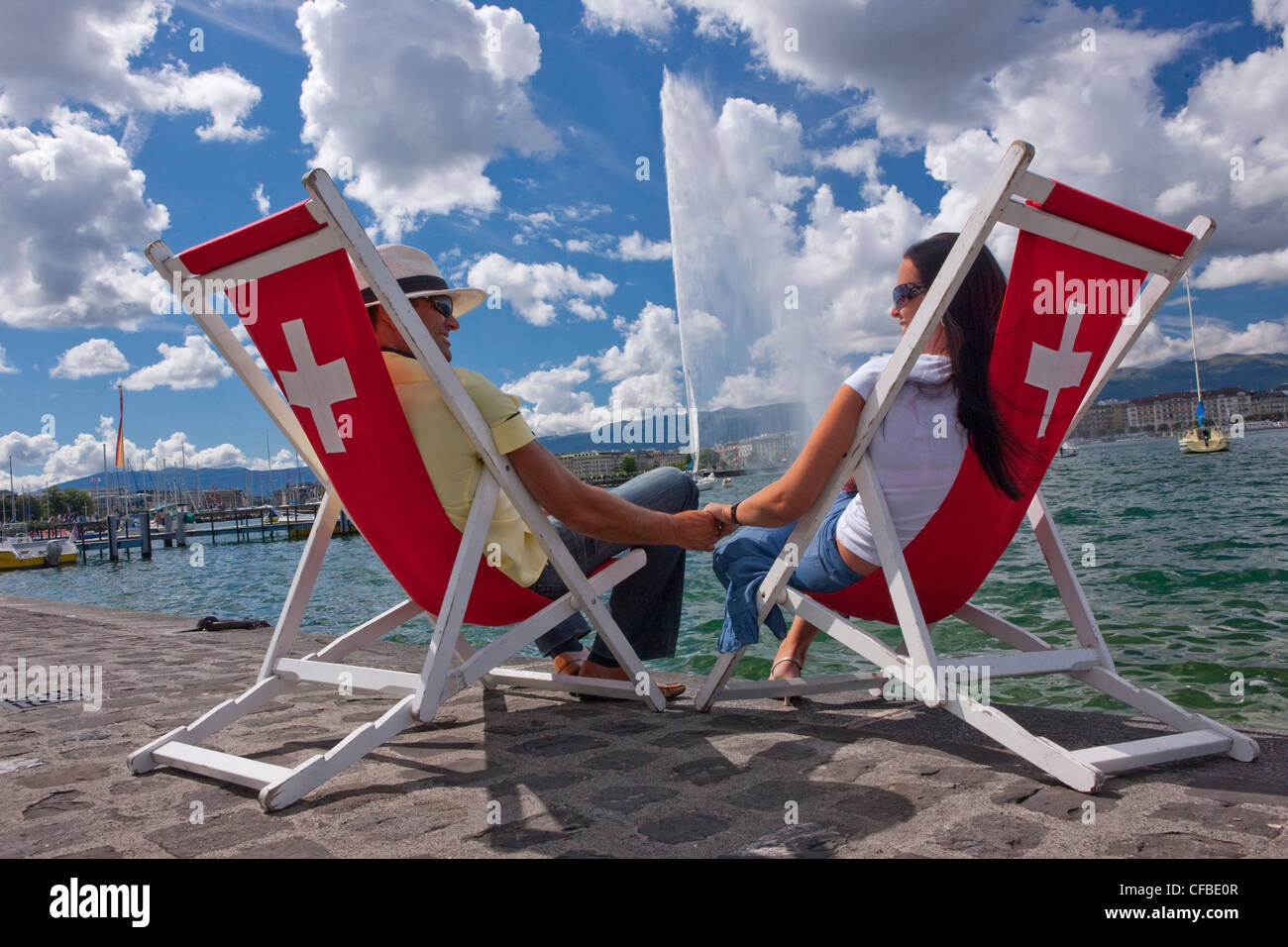 Il lago, il lago di Ginevra, il cantone di Ginevra, Svizzera Europa, città, acqua, paese, città, Jet d'Eau, fontana, giovane, sedie a sdraio Foto Stock