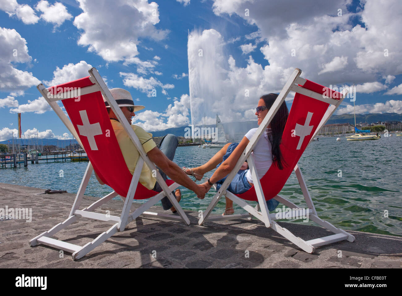 Il lago, il lago di Ginevra, il cantone di Ginevra, Svizzera Europa, città, acqua, paese, città, Jet d'Eau, fontana, giovane, sedie a sdraio Foto Stock