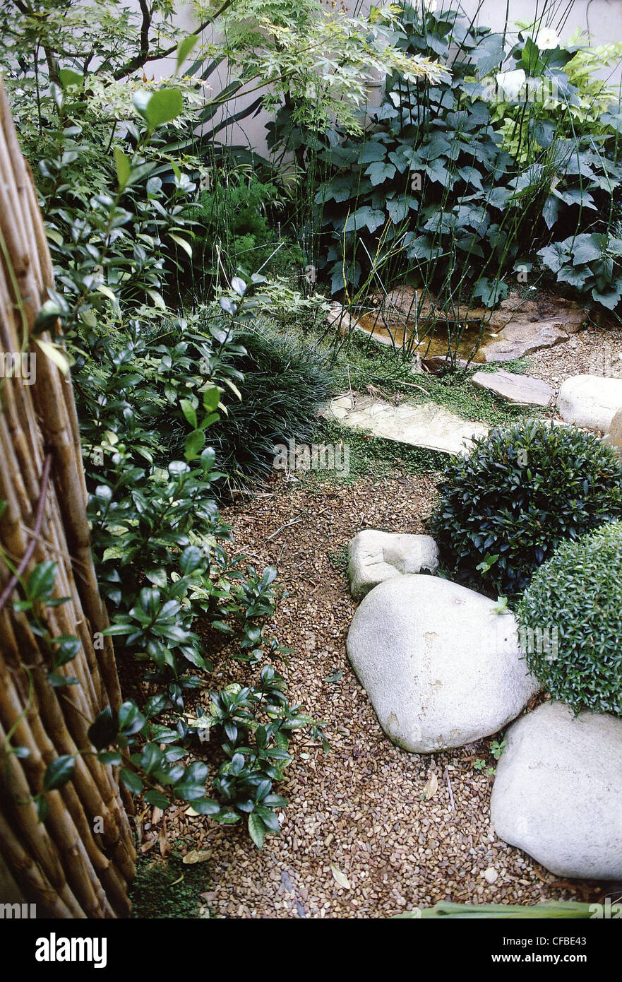 Piccoli giardini giardino sentiero di ghiaia, due round boccole ... Immagini piccoli giardini