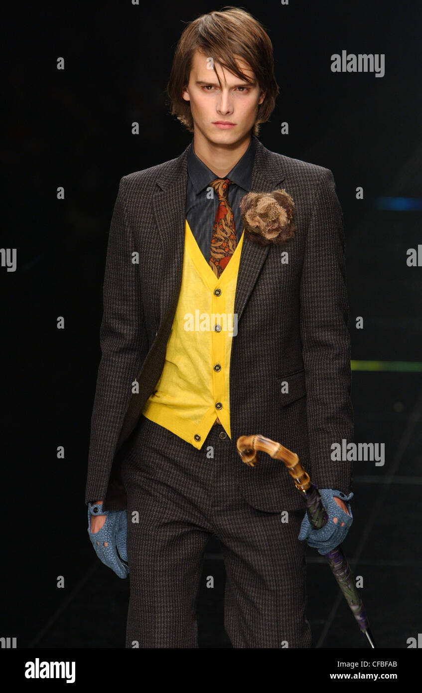 Burberry Milano Menswear pronto a indossare in autunno e inverno Menswear flirt femminilità sulle passerelle di Milano controllato tuta giallo Foto Stock