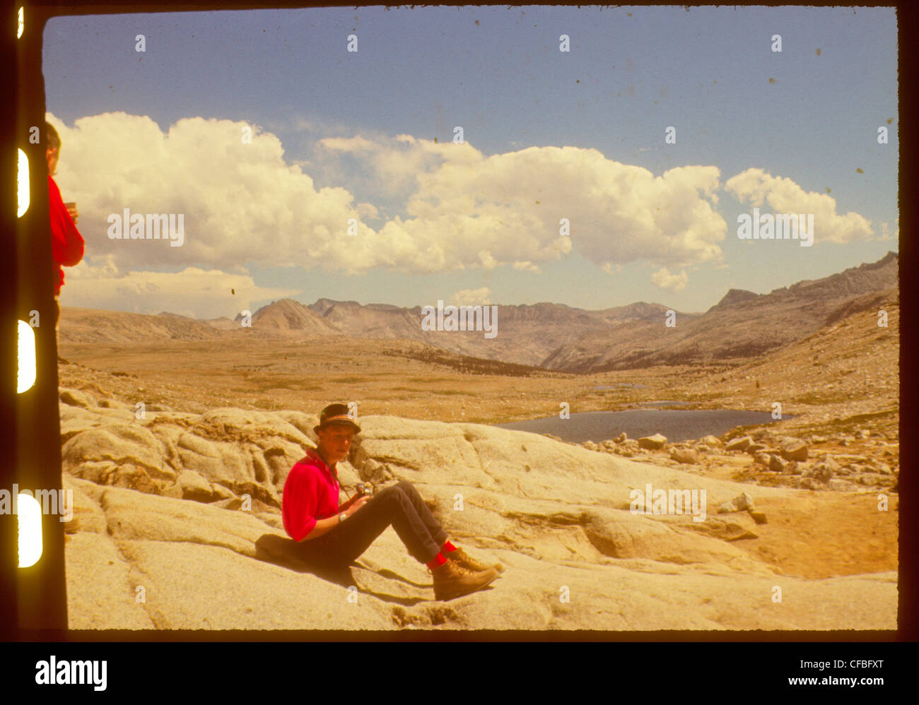 Zaino in spalla con la fotocamera in alta sierra Nevadas backpacking california degli anni sessanta John Muir Trail Foto Stock