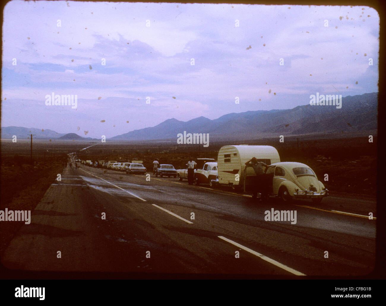 Inceppamento di traffico su autostrada 395 nella parte orientale della california high desert duriing inizi degli anni sessanta Foto Stock