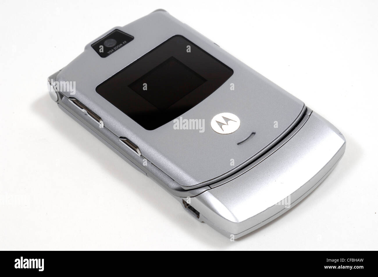 Un argento Rasor Motorola Flip phone giacente chiuso Foto Stock