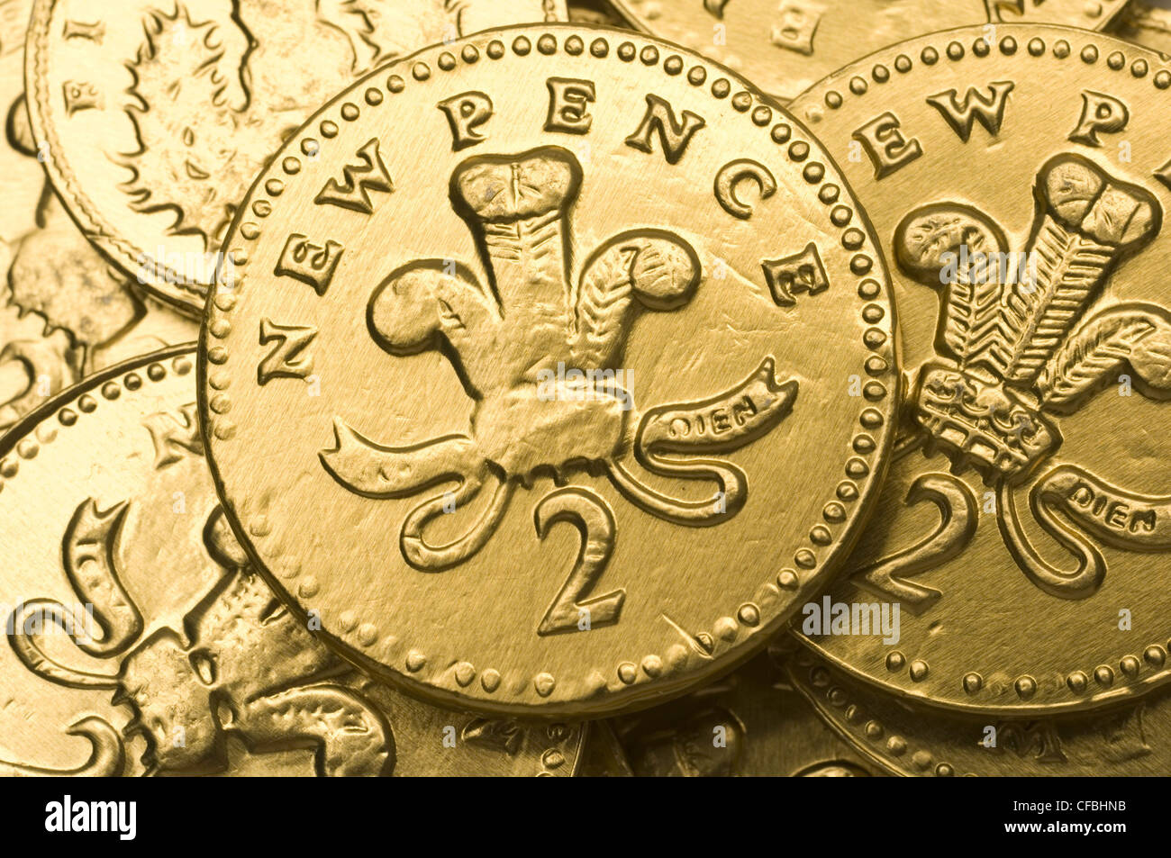 Close up di cioccolato oro 2 pence Monete sparse Foto Stock