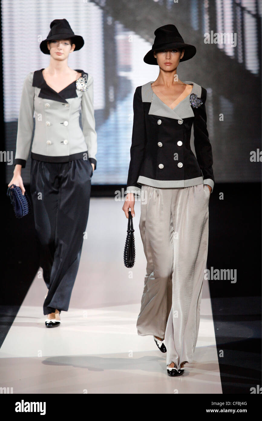 Armani Milano pronto a indossare Primavera Estate due femmine indossando identico colore diverso pezzo due doppio petto il collo largo Foto Stock
