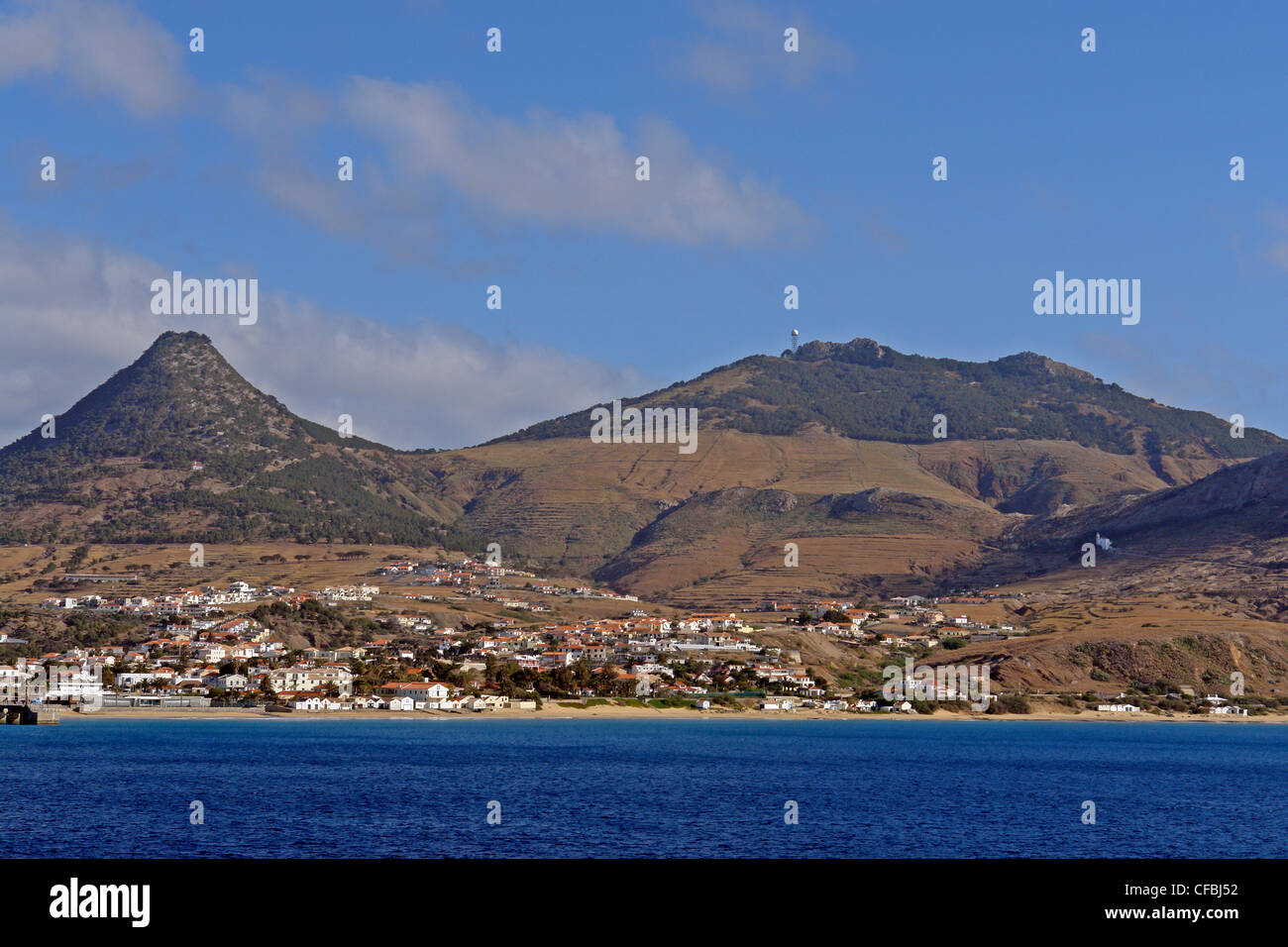 L'Europa, Portogallo Porto Santo Vila Baleira, Pico do Castelo, Pico do Facho, capitale dell'isola, montagne, costruzioni, costruzioni Foto Stock