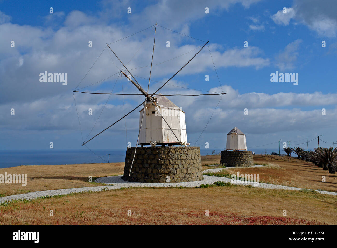 L'Europa, Portogallo Porto Santo, Miradouro da Portela, mulini a vento, palme, architettura, montagne, sky, nuvole, storicamente, scena Foto Stock