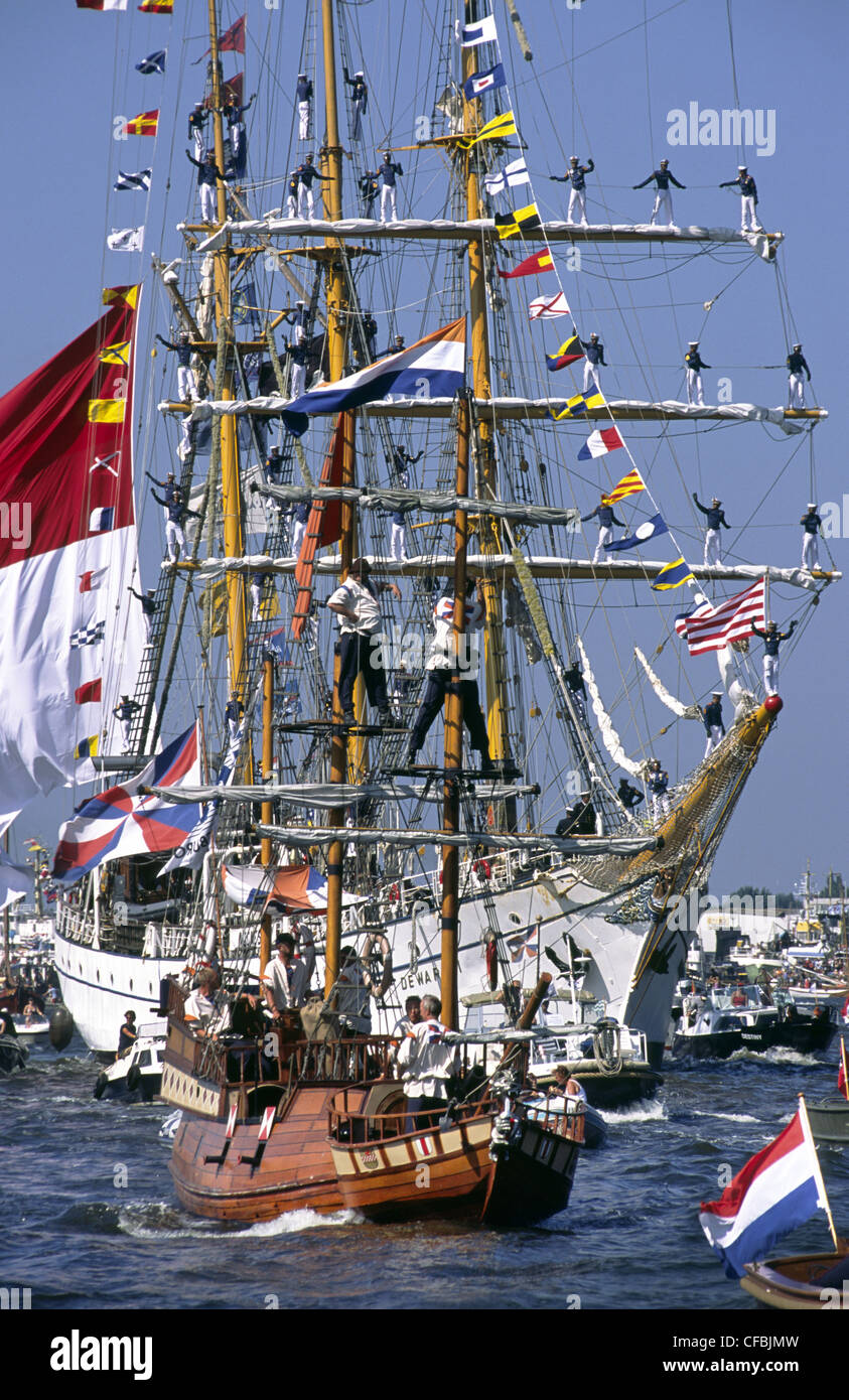 Indonesiano master tre 'Dewaruci' entrando in porto di Amsterdam durante la vela 2005 evento marittimo. I Paesi Bassi. Foto Stock