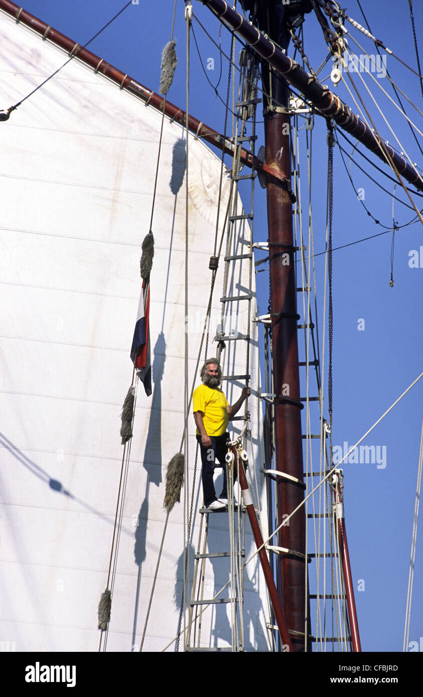 Sailor in manovre di Goletta Francese "Bel Espoir II' durante la vela 2005 evento marittimo. Amsterdam, Paesi Bassi. Foto Stock