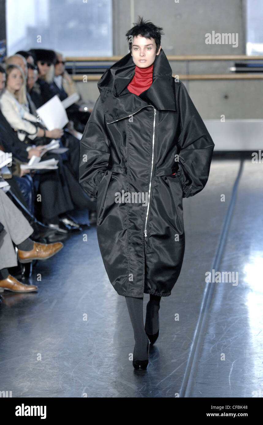 Naum New York pronto a indossare in autunno e inverno modello Ambra Mitchell corti capelli neri indossando poloneck rosso sotto molto lungo nero Foto Stock