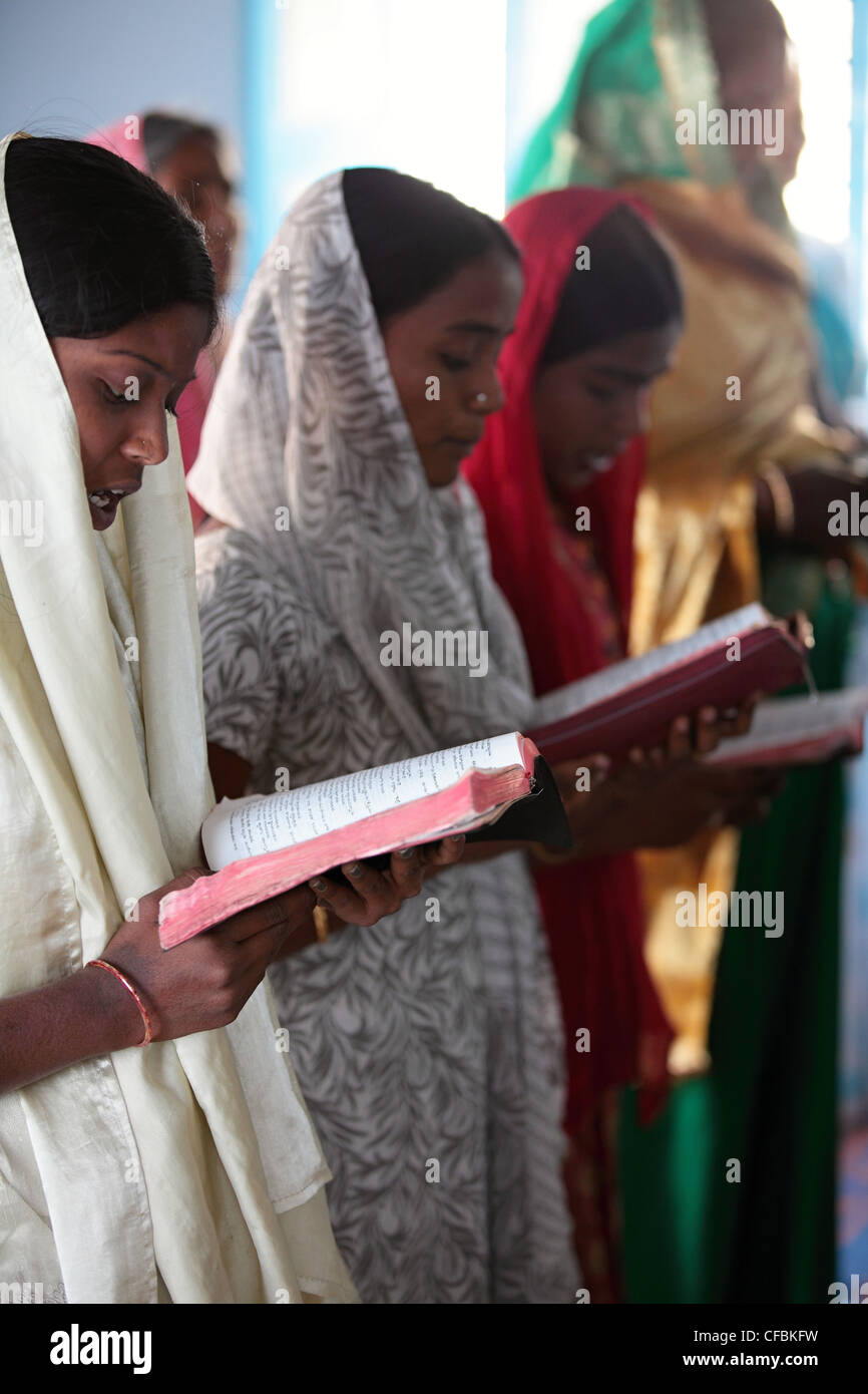 Indian giovani donne in preghiera in una chiesa cristiana di Andhra Pradesh in India del Sud Foto Stock