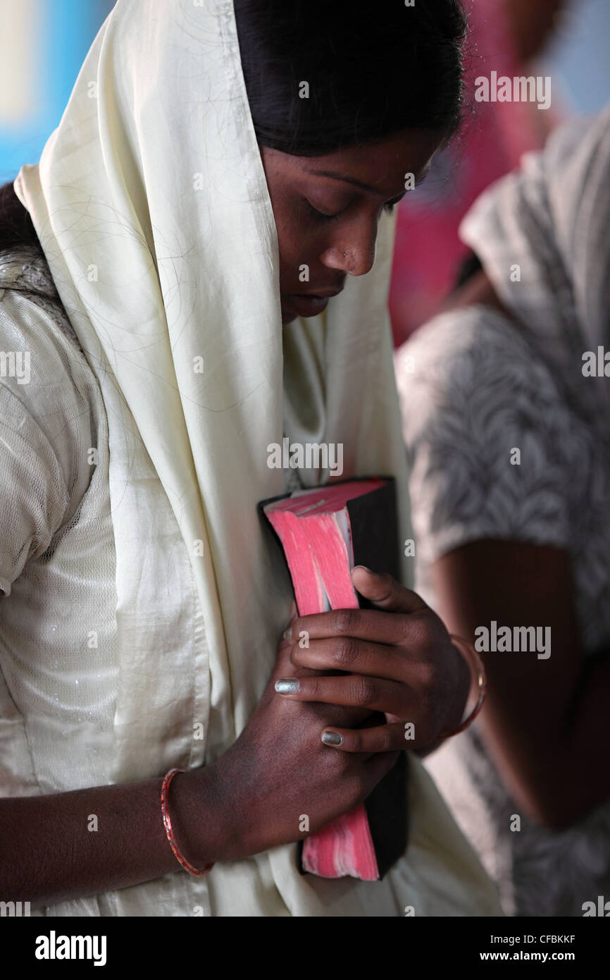 Indian giovane donna in preghiera in una chiesa cristiana di Andhra Pradesh in India del Sud Foto Stock