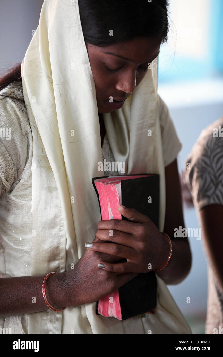 Indian giovane donna in preghiera in una chiesa cristiana di Andhra Pradesh in India del Sud Foto Stock