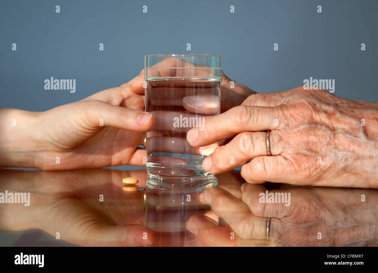 La mano della nonna e le donne con una pillola Foto Stock