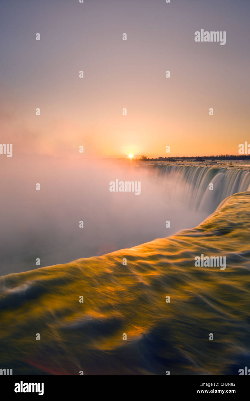 Cascate Horseshoe al tramonto dalla tabella di punto di vista di roccia, Niagara Falls, Ontario Foto Stock