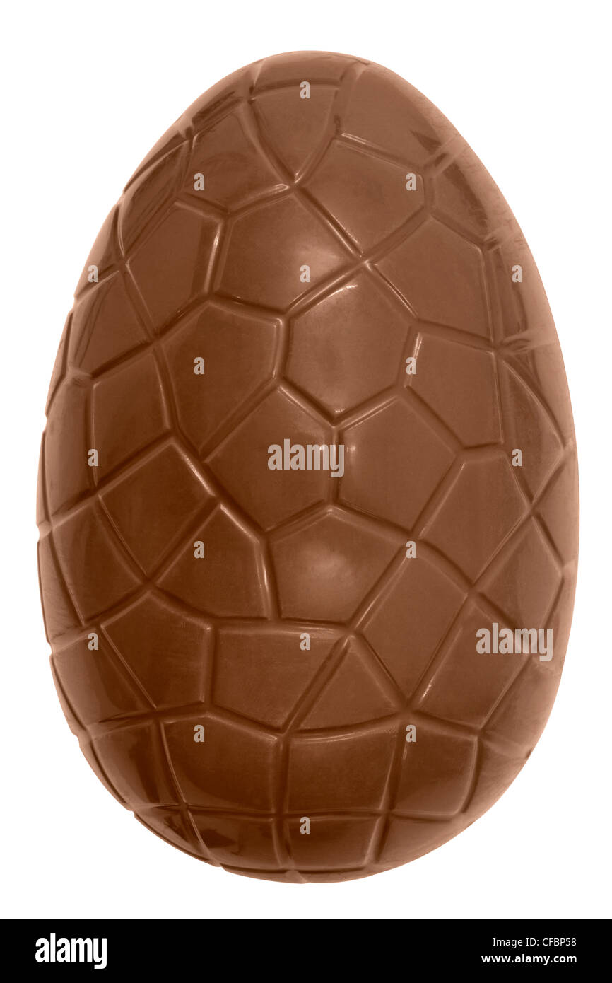 Foto di un cioccolato uovo di pasqua isolato su sfondo bianco con percorso di clipping. Foto Stock