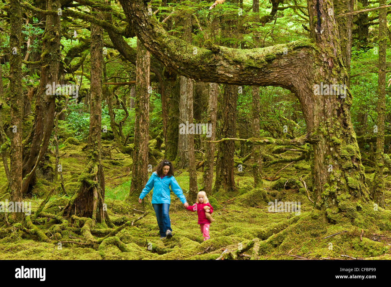 Madre e figlia nella foresta di muschio, Naikoon Provincial Park, Queen Charlotte Islands, British Columbia, Canada Foto Stock