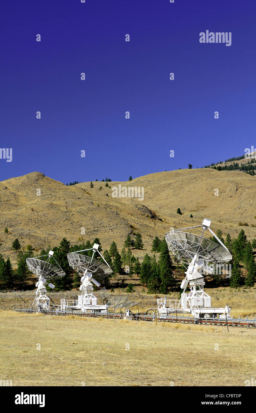 Tre grandi parabole satellitari presso il dominion Radio Astrophysical  Observatory vicino Okanagan Falls, BC Foto stock - Alamy