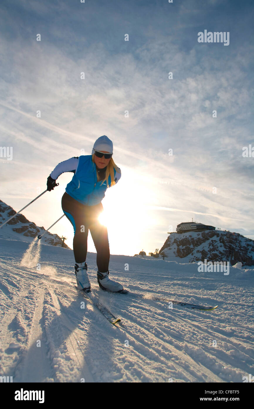 Donna, andando, cross-country, sci, sci di fondo e lo sport di massa, attivo, di riposo e di sport invernali, sport, cross-country trail, Foto Stock