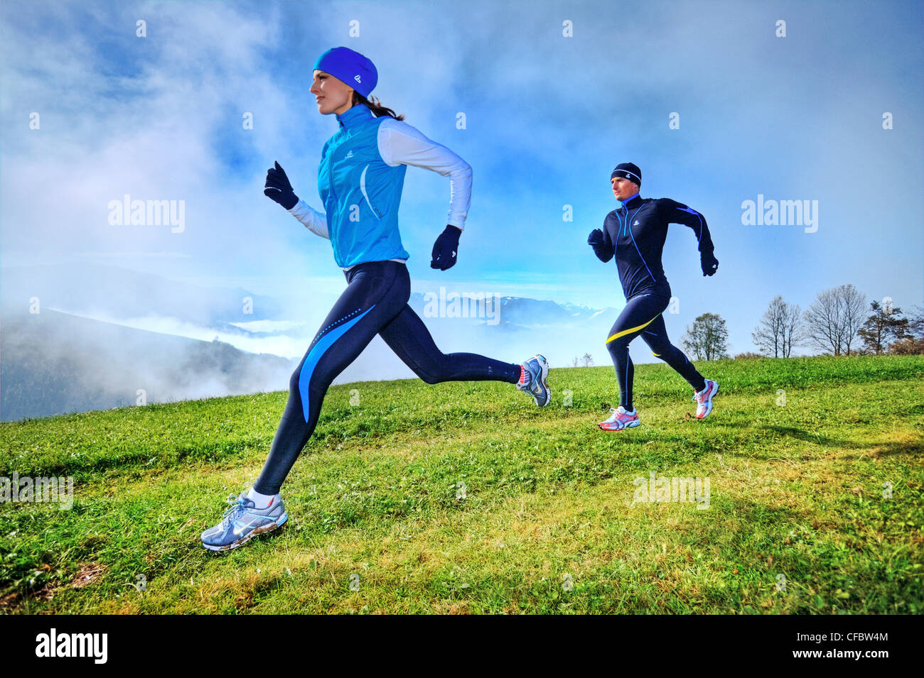 Uomo Donna, esecuzione nebulosa, nebbia, umore, esecuzione, riposo, fitness, salute, montagne, autunno, Ennstal, Austria, autunno eseguire, Foto Stock