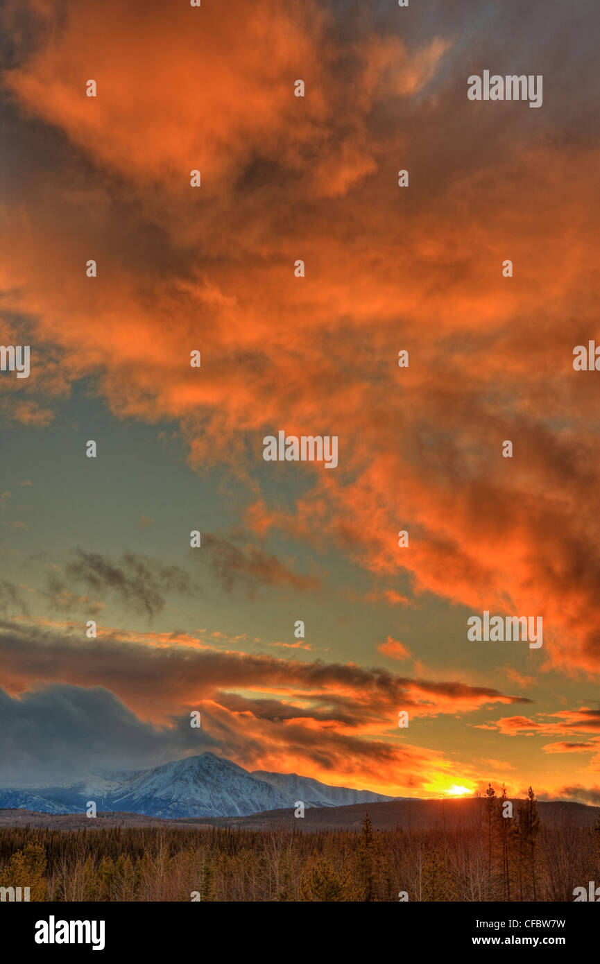 Brillante tramonto su Dawson picchi, Teslin, Yukon. Foto Stock