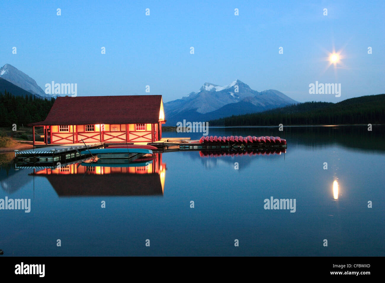 Il Lago Maligne boathouse in chiaro di luna, Jasper National Park, Alberta, Canada Foto Stock