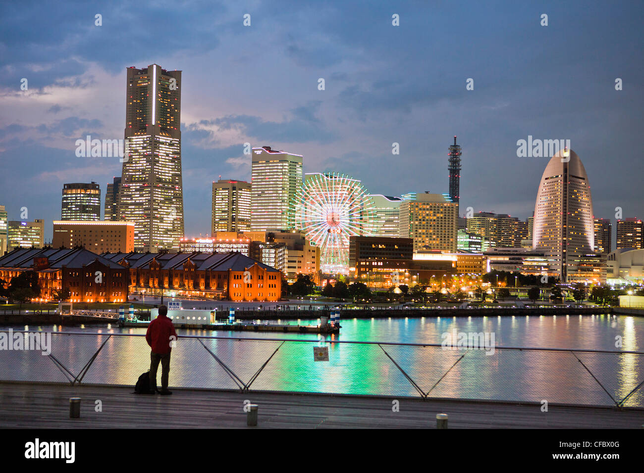 Giappone, Asia, Yokohama City, Skyline, Landmark, edificio, traghetti, ruota, architettura, barca, luci, skyline, notte Foto Stock