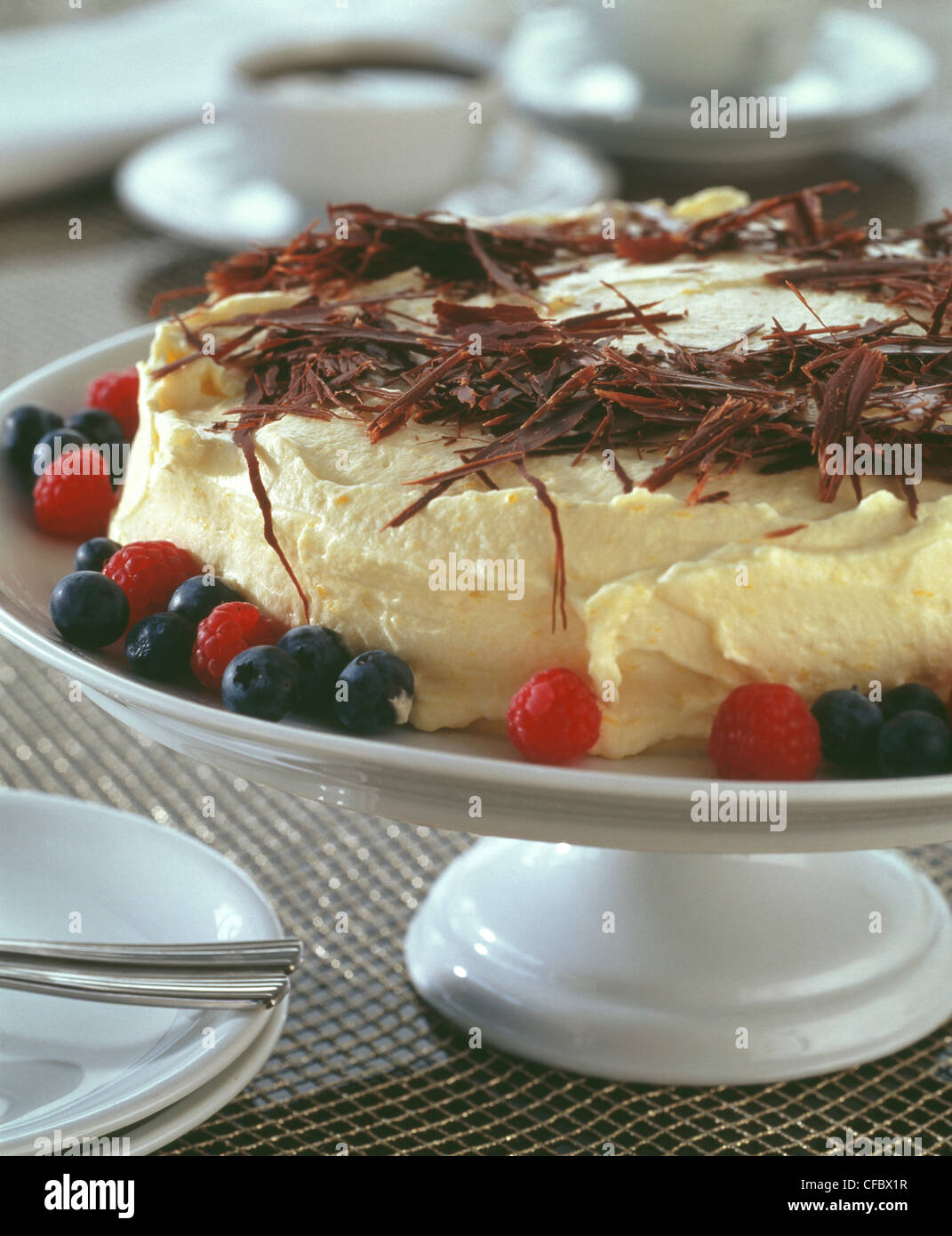 Incontra dolci acidule risultati celeste servire dessert di meringa, frutta e bacche! Facile da preparare e lussuoso, arrotondamento Foto Stock