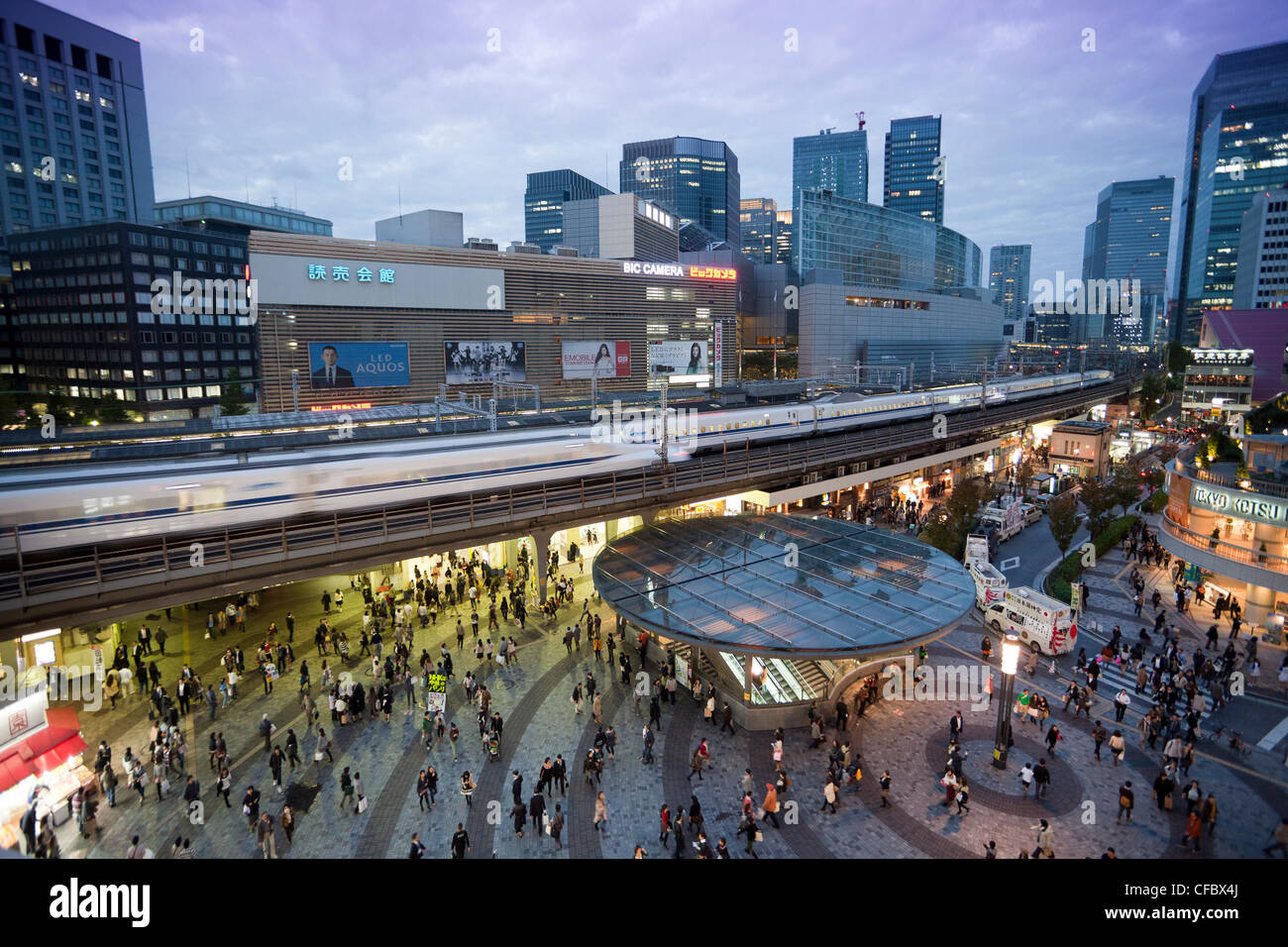 Giappone, Asia, Tokyo, città bullet train, Yurakucho, Stazione, architettura, luminoso, bullet train, occupato, colori, metropoli, modernamente Foto Stock