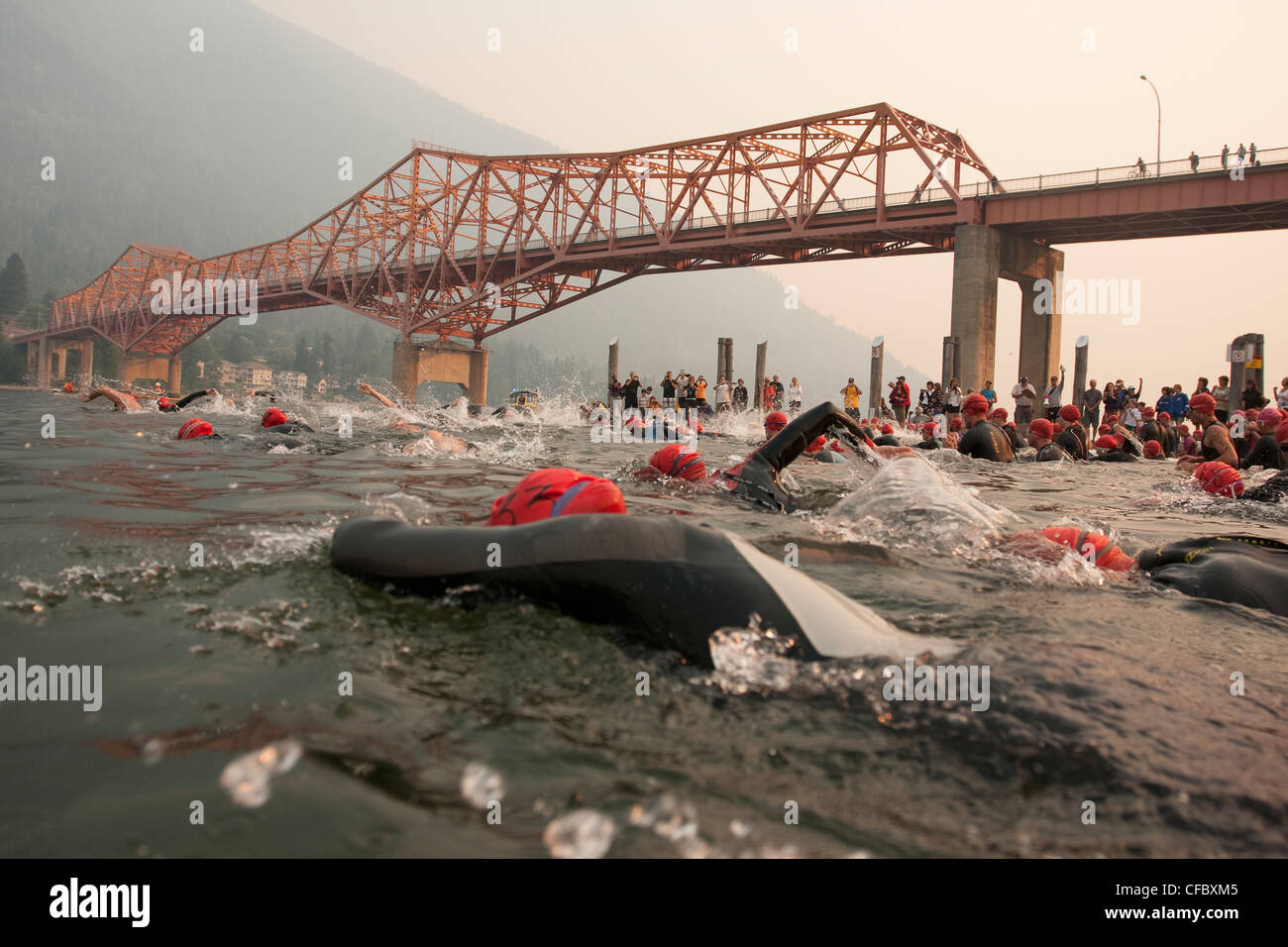 Nuotatori di Dell per un rapido avvio durante un Triathalon Nelson B.C Foto Stock