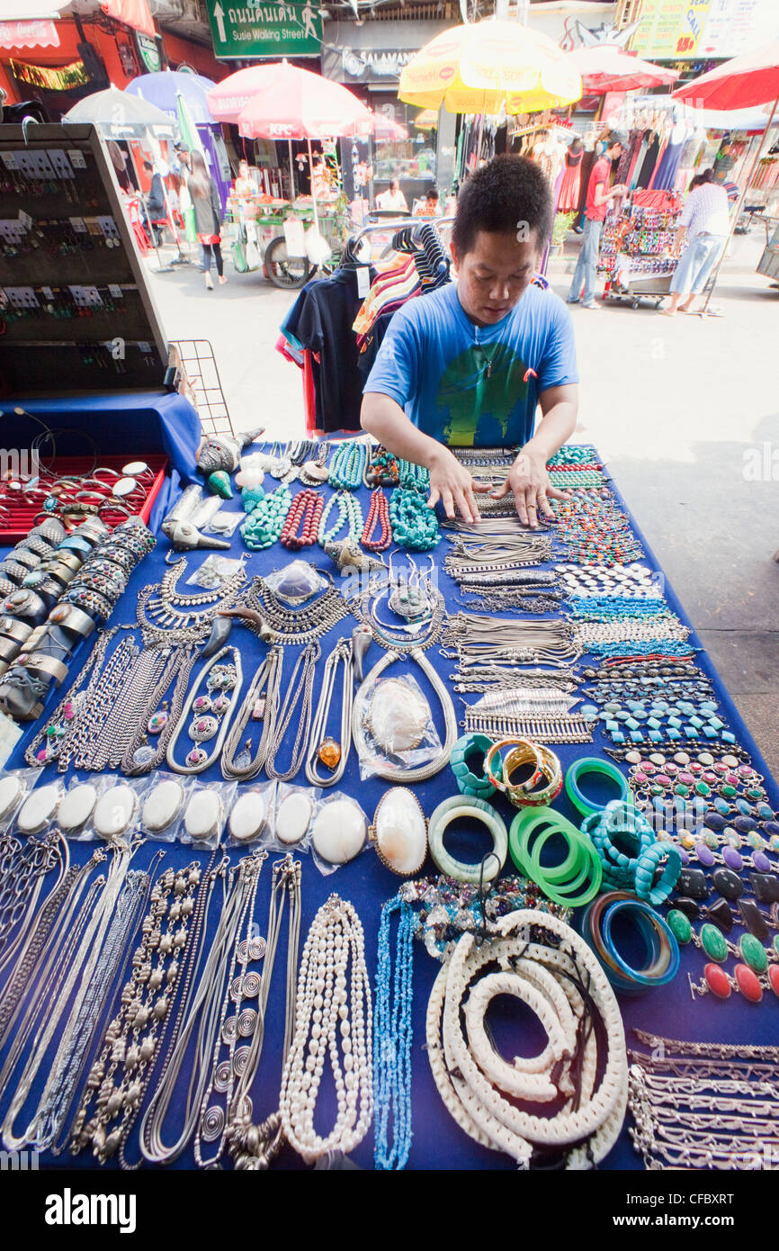 Thailandia, Bangkok, Khaosan Road, fornitore di gioielli del negozio Foto Stock