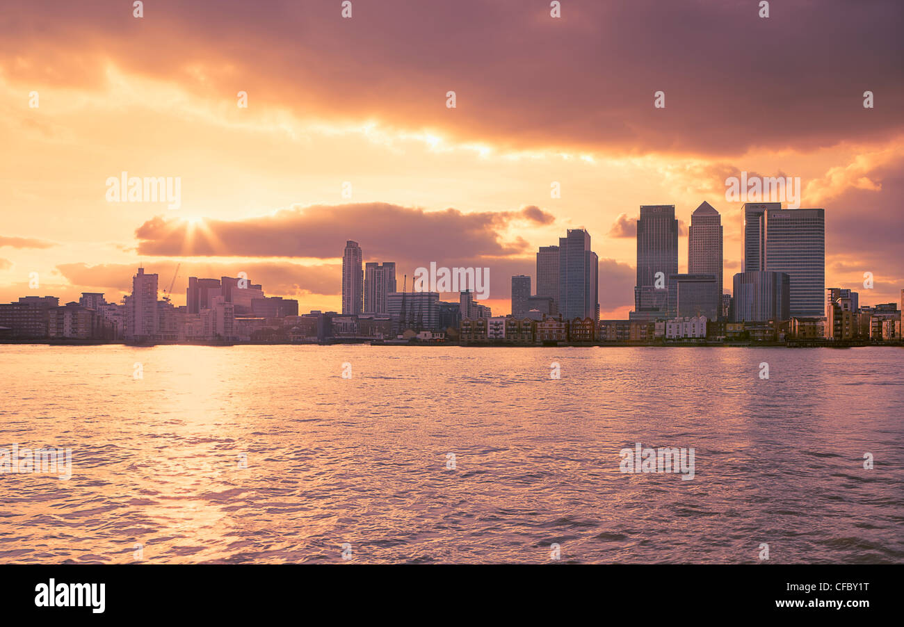 Canary Wharf con il fiume Thames, London, Regno Unito Foto Stock