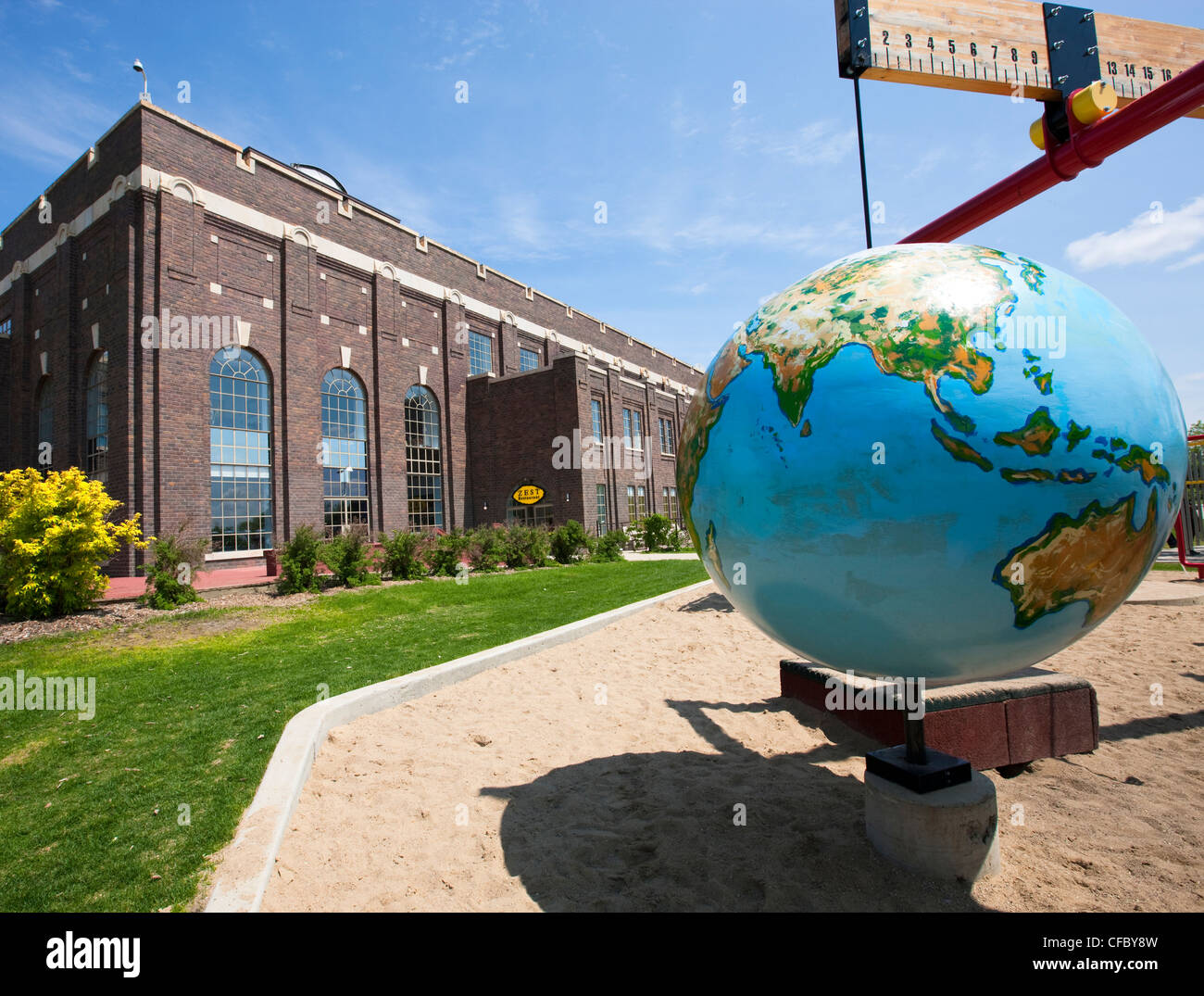 Il modello del globo mondo al di fuori del Saskatchewan Science Center di Regina, Saskatchewan, Canada. Foto Stock