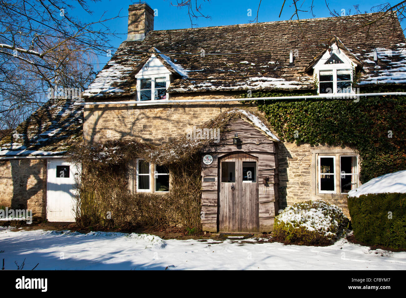 Un grazioso Cotswold cottage in pietra nella neve vicino al Ampneys, Gloucestershire, England, Regno Unito Foto Stock