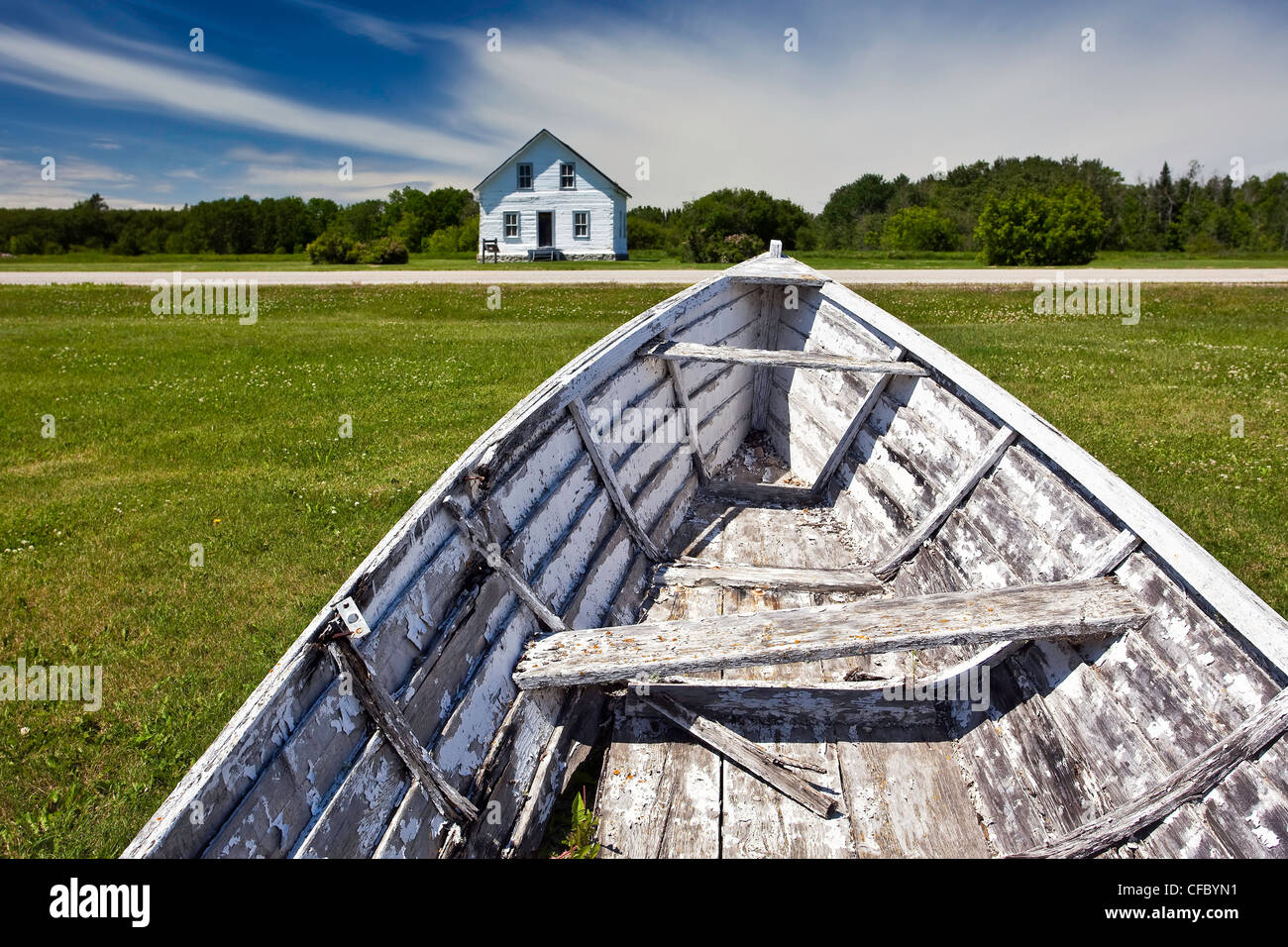 Vecchia barca e Vilhjalmur Sigurgeirsson Log House. Hecla Village, Hecla Isola Parco Provinciale, Manitoba, Canada. Foto Stock