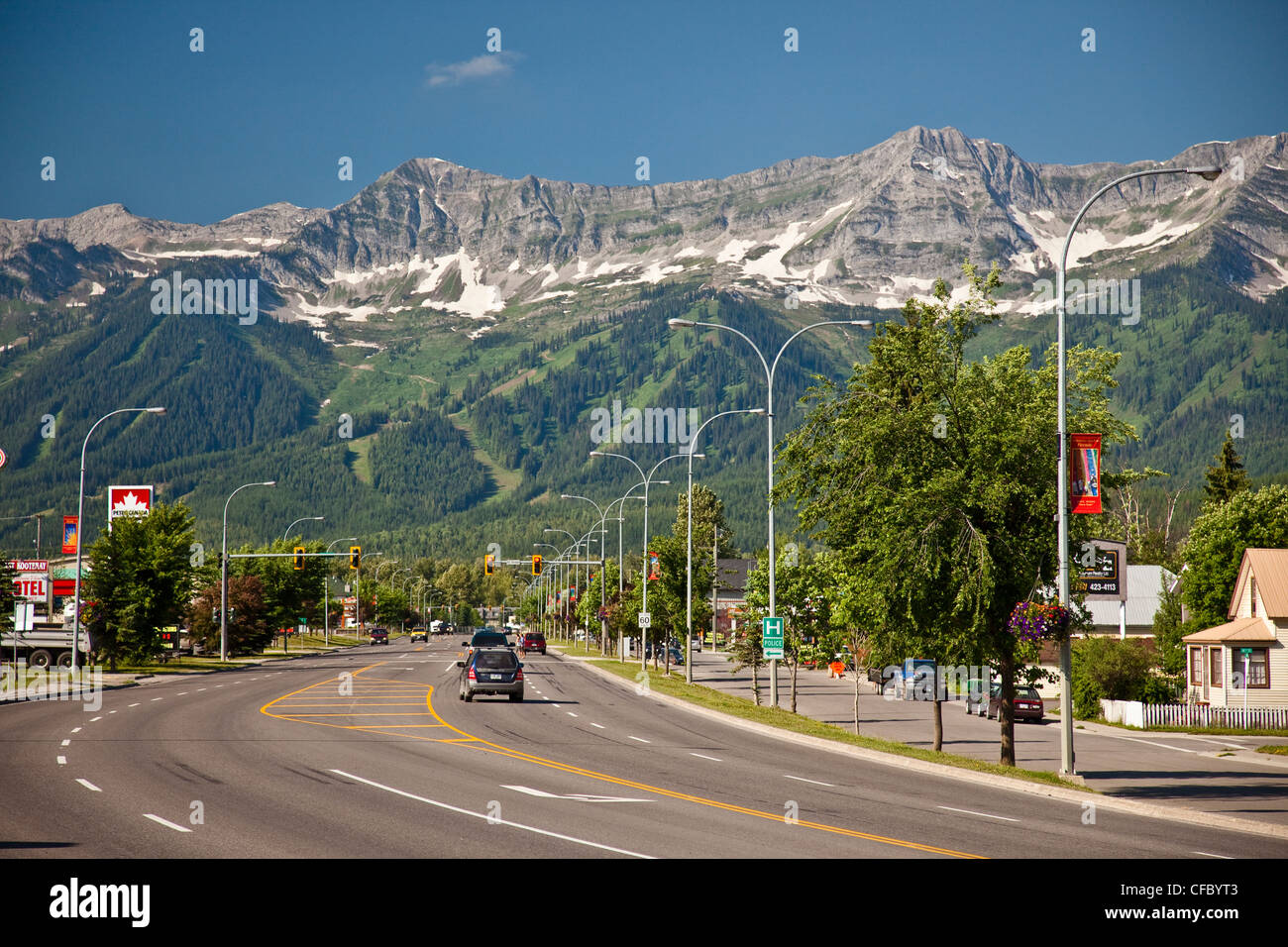 Vista della Highway 3 e intervallo di lucertola che mostra Fernie Alpine Resort, Fernie, BC, Canada. Foto Stock