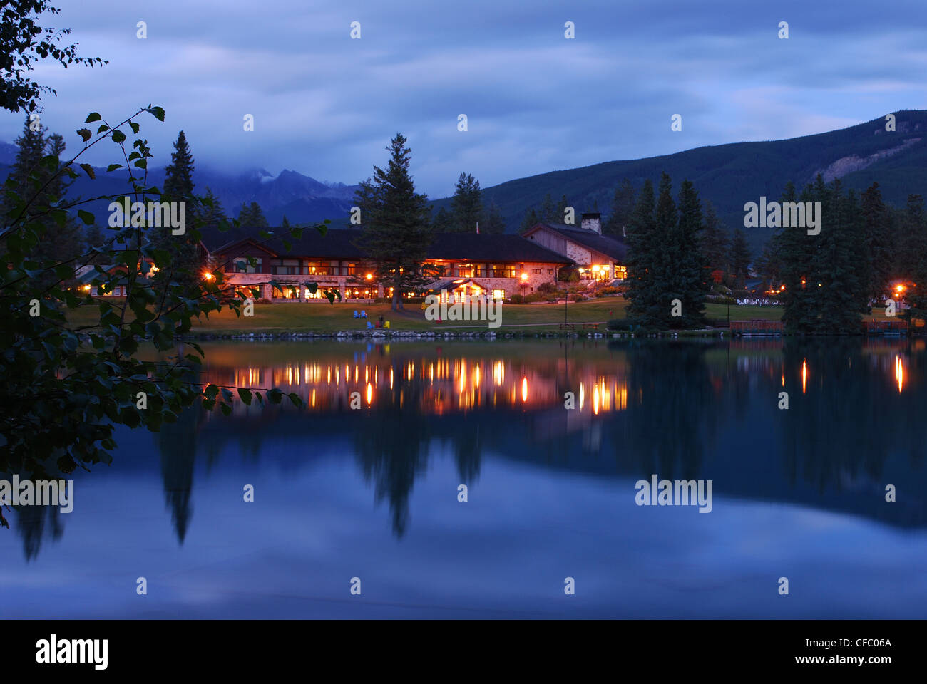 La storica Fairmont Jasper Park Lodge al tramonto da tutta Lac Beauvert vicino a Jasper, Alberta, Canada. Foto Stock