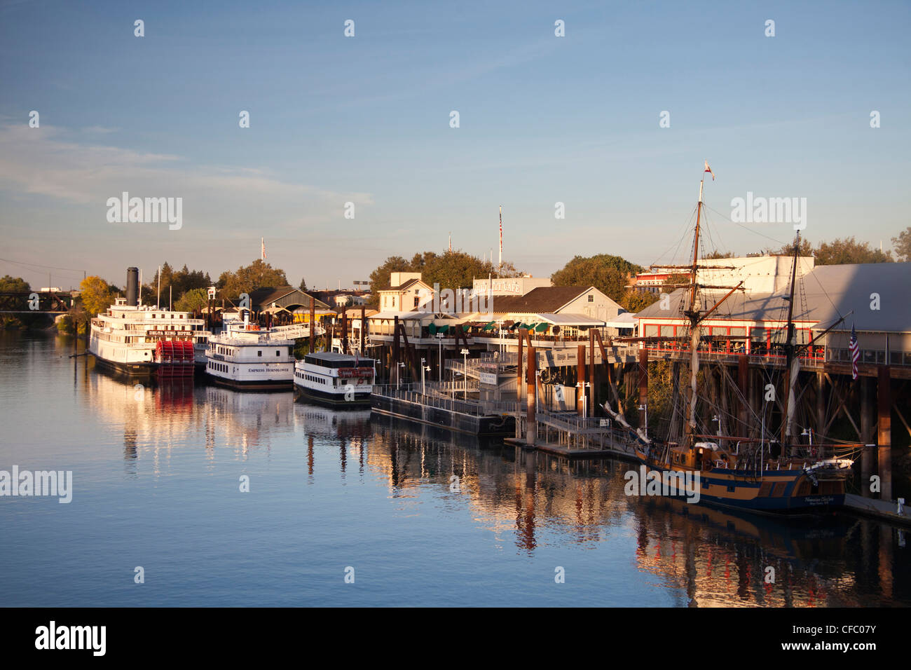 Stati Uniti d'America, Stati Uniti, America, California, Sacramento, città, sul fiume waterfront, barche, barche, piuttosto, fiume, riverfront, skyline, Foto Stock