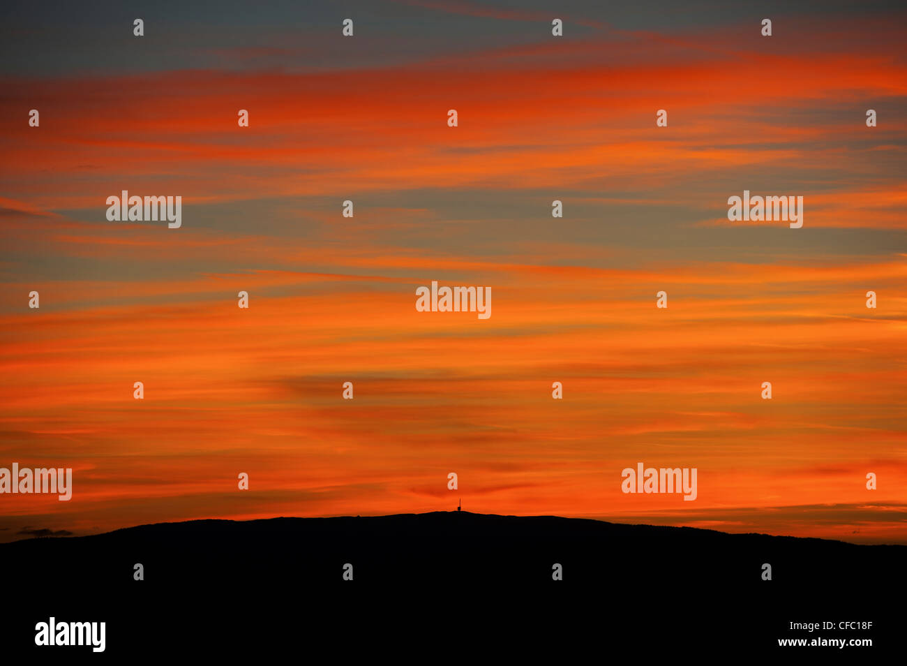 Cielo di sera, il cielo al tramonto, di post-incandescenza, sunset glow, tramonto rosso, rosso del cielo della sera, Chasseral, Emmental, Canton Berna, Svizzera, Sen Foto Stock