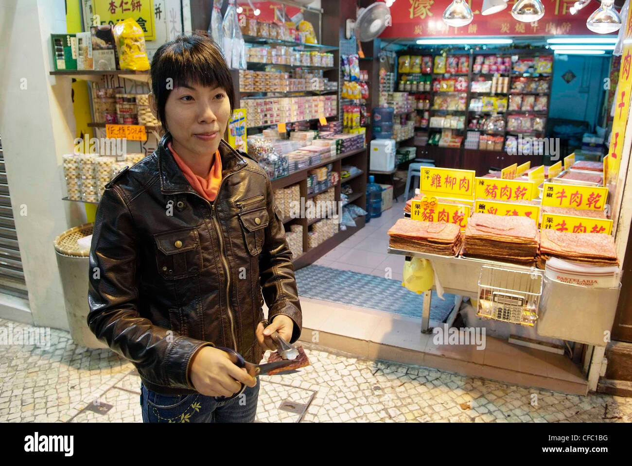 Cina Macau SAR cinese il cibo di strada. Aria secca di carne, una specialità locale. Foto Stock