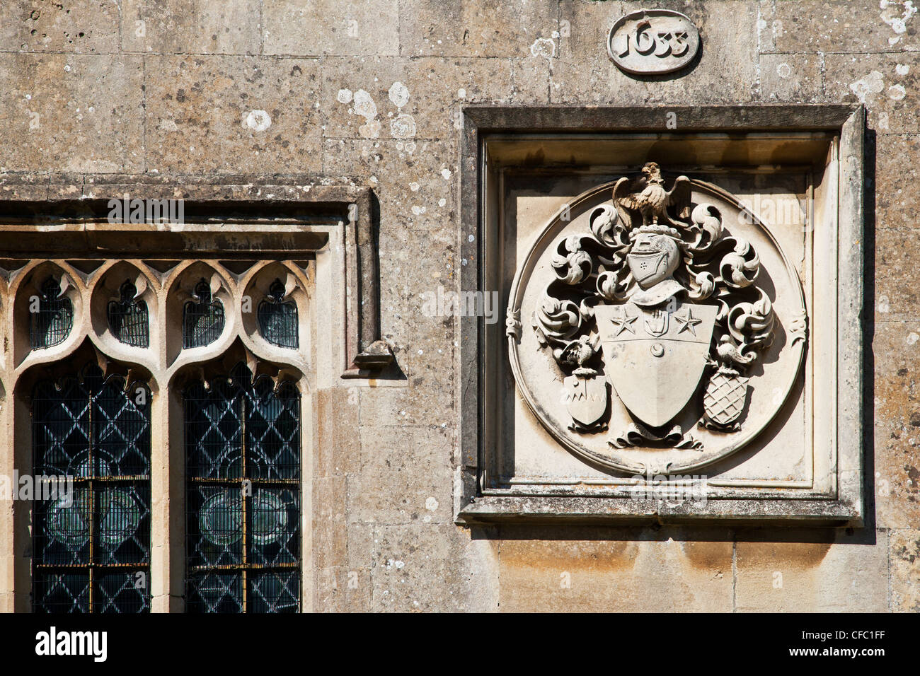 In pietra scolpita lo stemma sulla chiesa di Santa Maria a Lydiard Tregoze nella motivazione di Lydiard Park, Swindon, Wiltshire, Inghilterra, Regno Unito Foto Stock