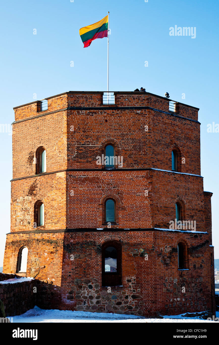 Gediminas' Torre con la bandiera della Lituania battenti sulla sommità di esso a Vilnius. Foto Stock