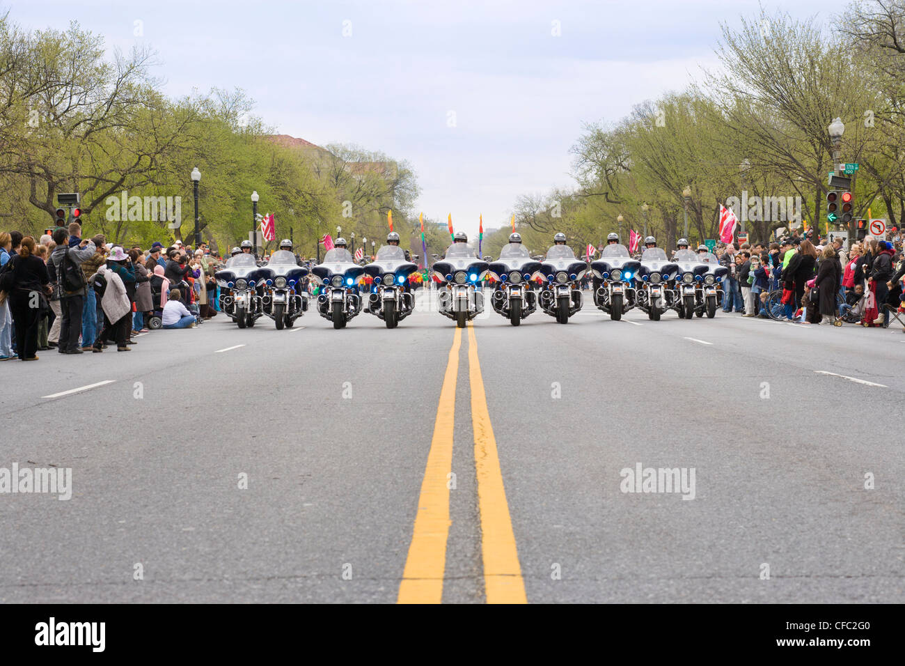 Una formazione di polizia moto leader del National Cherry Blossom Festival Parade, Washington DC Foto Stock