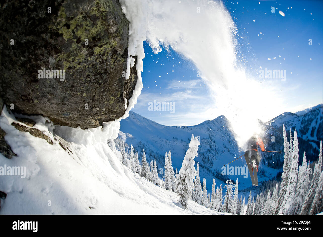 Un maschio di sciatore pieno di testosterone lancia fuori un salto a Whitewater Resort invernale, Nelson, British Columbia Foto Stock